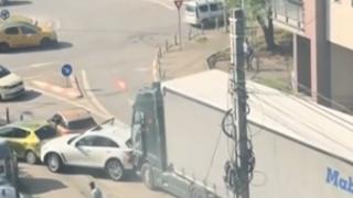 TIR scăpat de sub control în Constanţa. A lovit un autobuz plin cu pasageri şi opt maşini 