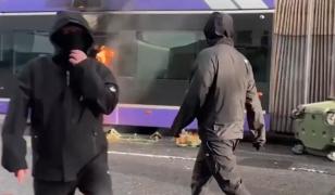 Război pe străzile din Belfast, după ce un sudanez a înjunghiat un trecător. Victima şi-a pierdut un ochi
