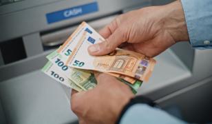 Lovitură pentru sute de mii de români. Vor plăti rate mai mari