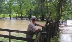 Ninsori, furtuni şi vijelii în plină vară. Mai multe zone din România, lovite de inundaţii