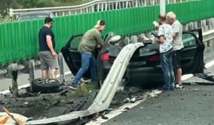 Maşină străpunsă de parapet pe Autostrada Soarelui. Şoferul de 70 de ani a pierdut controlul volanului