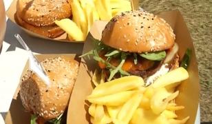Burgerul de Pleşcoi intră în "meciul burgerilor" de pe Arena Naţională. Cât plătesc pofticioşii
