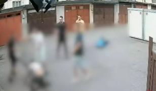 Momentul în care 4 bărbați din Zalău își împart pumni și picioare sub ochii copiilor, în plină stradă