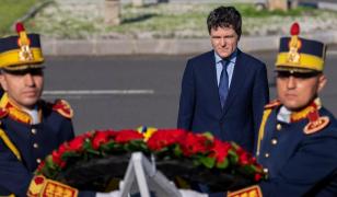 Nicuşor Dan a depus o coroană de flori în Piaţa Universităţii în memoria victimelor Mineriadei