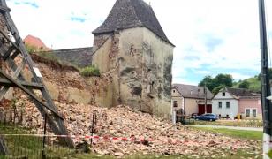 Zidul Bisericii Fortificate din Moşna s-a prăbuşit. Fortificaţia riscă să cedeze complet