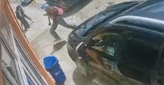Momentul în care o maşină spulberă o fetiţă de 11 ani pe trotuar. "La ieșirea din școală s-a întâmplat"