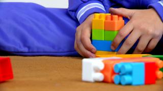 Educatoare acuzată că a agresat copii, reprimită la catedră. Părinții amenință că îi transferă