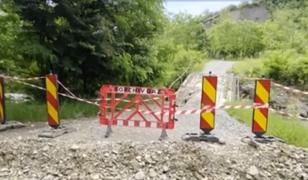 Apele au măturat podul spre Cerneşti, în Prahova. 200 de localnici au rămas aproape izolaţi