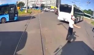 Momentul în care două tramvaie se ciocnesc în zona Obor din Capitală, în timp ce polițiștii dirijau traficul