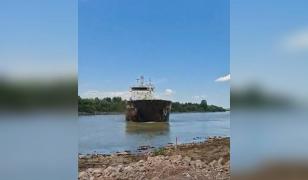 Navă cu peste 6.000 de tone de bitum, eşuată pe Canalul Sulina. Traficul a fost restricţionat