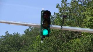 Semafor radar, instalat pe drumul spre Poiana Braşov. Sistemul îi obligă pe vitezomani să frâneze
