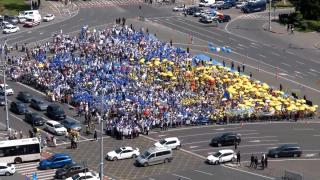 Mii de profesori protestează faţă de legea salarizării. Au plecat în marş din Piaţa Victoriei la Parlament