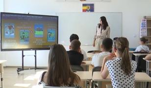 Profesoara care a dus lecţiile de franceză dincolo de manuale. Elevii învaţă prin tehnologie şi joc