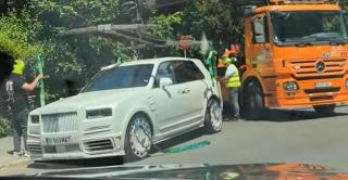 Rolls-Royce de 700.000 de euro, ridicat cu platforma în Bucureşti. Cui aparţine