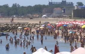 Primul weekend de vacanţă a umplut plajele. Cei mai mulţi turişti au fost copii