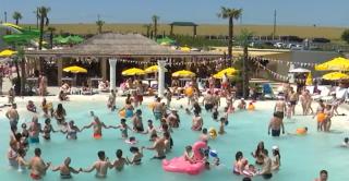 Ștrandurile şi piscinele, pline până la refuz în cea mai călduroasă zi a sezonului. Cât costă intrarea