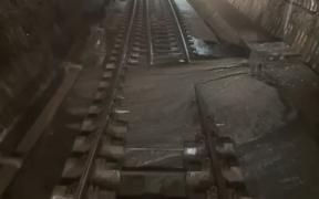 Imagini cu bucata din tunel prăbuşită la metrou, la Magistrala 4. Circulaţia a fost oprită