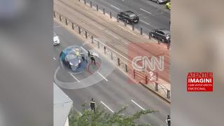 Tânăr în şort vs. 5 poliţişti din Bucureşti. Un agent cade pe spate, doi îşi pierd pistolul. VIDEO