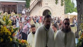 Mii de pelerini la Sfântului Mare Mucenic Ioan cel Nou, la Suceava: "Când pleci de aici, pleci alt om"