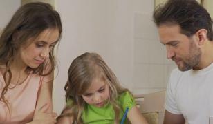 Cu ce probleme se confruntă părinţii generației Z, prinşi între sfaturile bunicilor şi noile idei de parenting