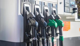 De ce nu scad prețurile la pompă, deși petrolul s-a ieftinit. Motorina s-ar putea scumpi iar, de la 1 iulie
