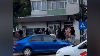 Flagrant sub ochii trecătorilor la Vaslui: presupus traficant de droguri, imobilizat de mascaţi