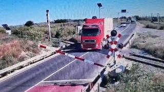 Gest inconştient al unui şofer de TIR. Momentul de infarct în care forţează bariera la calea ferată