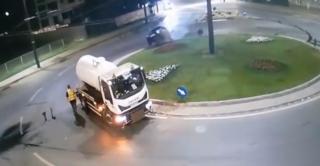 Momentul în care un bărbat din Vaslui fuge de poliţie şi se izbeşte cu maşina de un sens giratoriu