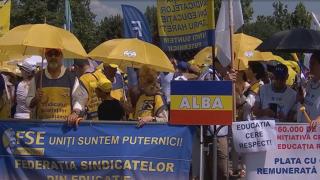 160.000 de semnături pentru a anula Legea Salarizării. Profesorii au venit cu copiii la protest