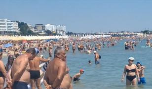 Staţiunea arhiplină de pe litoralul românesc. Berea costă 5 lei, iar pizza, 10 lei