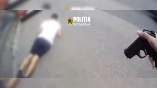 Momentul în care doi dealeri fug de poliţişti şi aruncă drogurile sub o maşină. Imagini bodycam în Bucureşti