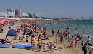 Cât scot turiştii din buzunar pentru o masă pe litoral. Pe plaje abia dacă mai ai loc să arunci un ac