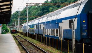 Canicula a încins şinele de tren, iar circulaţia a fost complet dată peste cap. Duminică va fi şi mai cald