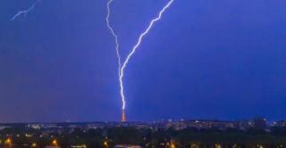 Europa, între caniculă şi furtuni. Momentul în care turnul Eiffel este lovit de un fulger