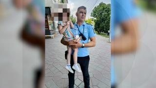 Fetiță de 4 ani, găsită într-o mașină încinsă la peste 50°C, salvată de poliţişti. Reacţia şocantă a tatălui