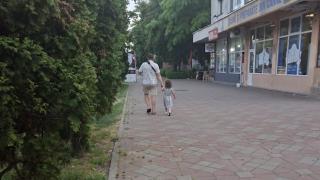 Pedeapsa primită de un tată din Iaşi care şi-a lăsat fetiţa în maşină, în plin soare, la peste 50 de grade