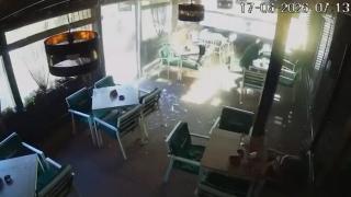Momentul când anvelopa unei mașini de gunoi explodează și spulberă geamurile unui local din Târgu Jiu