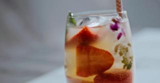Cocktailul verii costă acum doar 10 lei. Românii economisesc de cinci ori mai mult dacă îl pregătesc acasă