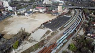Cimitirul de vagoane din centrul Capitalei. De 13 ani, CFR nu reușește să scape de munții de fier vechi