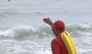 Fetiță de 11 ani, în stare critică după ce a fost scoasă din valuri în Mamaia. Tatăl ei n-a putut ajunge la ea
