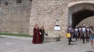 Tradiție reluată la Cetatea Făgărașului: turiştii asistă din nou la schimbarea gărzii medievale