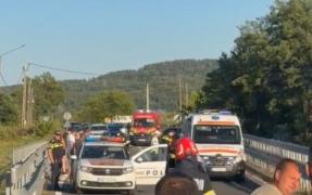 Momentul în care o şoferiţă de 19 ani intră pe contrasens. Accident violent în Mehedinţi: 5 persoane, rănite