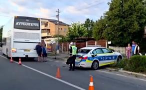 Trei răniţi, între care 2 poliţişti, după ce un autocar a intrat într-o maşină de poliţie