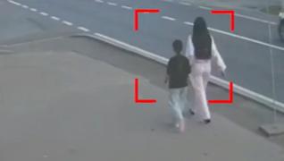 Momentul în care două fete sunt spulberate pe trecerea de pietoni, în Buşteni