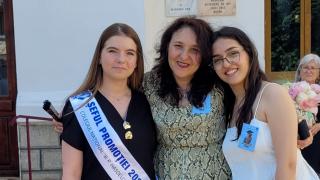 Clasa cu 5 elevi de 10 la Evaluarea Naţională din aceeaşi clasă. Diriginta lor, Gabriela Şerbu
