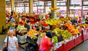 Fructul care se dă aproape gratis, direct de la producători. În marile oraşe, preţurile cresc