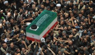 Procesiune uriașă în Irak pentru Khamenei. Mii de oamenii se îmbulzesc ca să atingă sicriul
