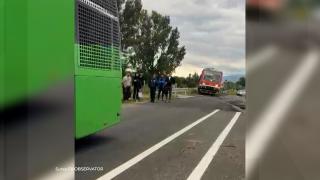 Autobuz cu pasageri, blocat pe calea ferată la Brașov. Un călător a ridicat bariera şi a evitat o tragedie