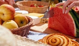 Pepenele cu pâine al bunicii, reinterpretat în restaurantele de lux. Combinaţiile neaşteptate ale verii