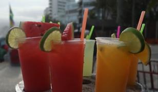 Greşeala pe care o fac mulţi turişti când aleg ce să bea la plajă. Ce recomandă medicii în zilele toride